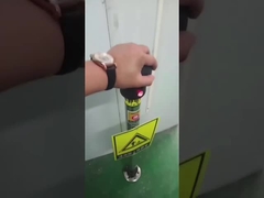 Les décharges électrostatiques utilisent la vidéo.l'élimination électrostatique.verticale